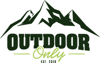 Lichtgroen pixelachtig OutdoorOnly-logo op een donkergroene achtergrond
